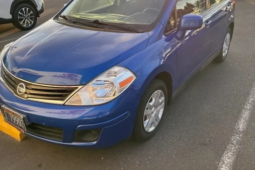 2012 Nissan Versa 1.8 S photo 1
