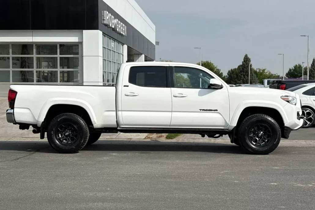 2022 Toyota Tacoma 4x4 SR5 photo 1
