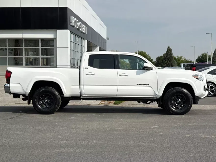 2022 Toyota Tacoma 4x4 SR5 photo 1