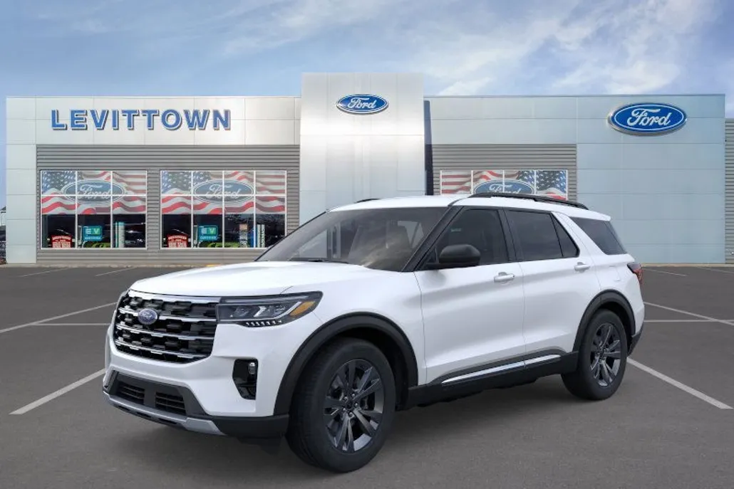 2025 Ford Explorer photo 1