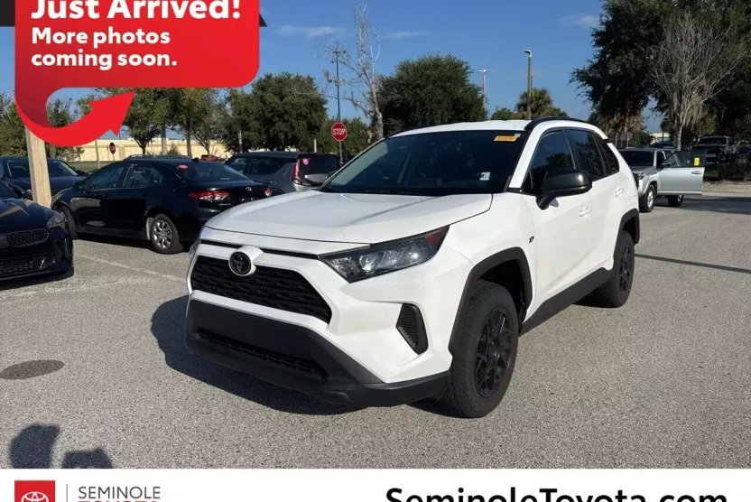 2021 Toyota RAV4 LE photo 1