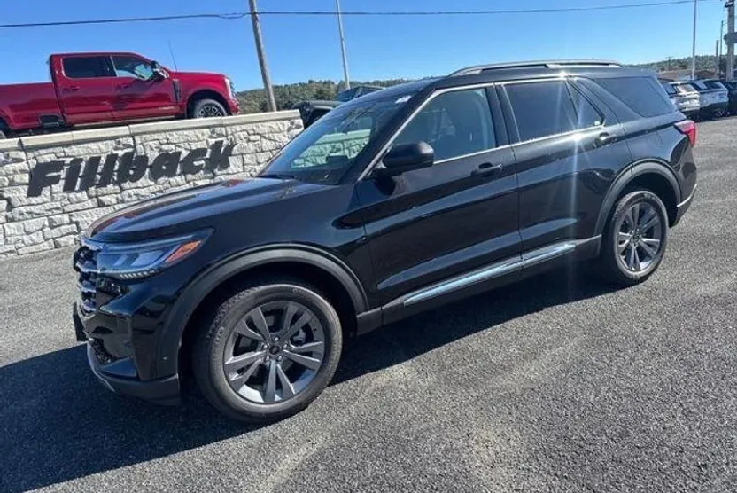 2025 Ford Explorer photo 1