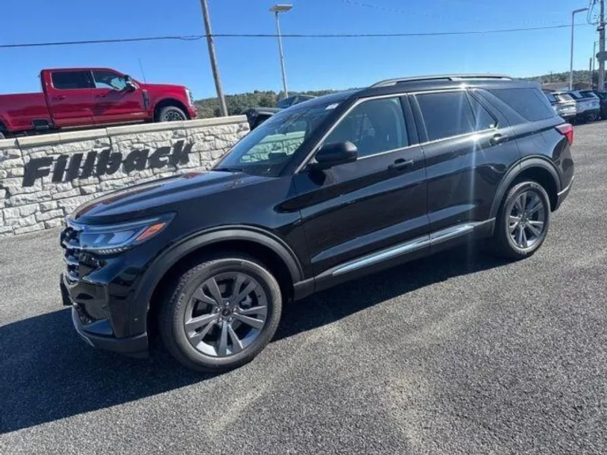 2025 Ford Explorer photo 1