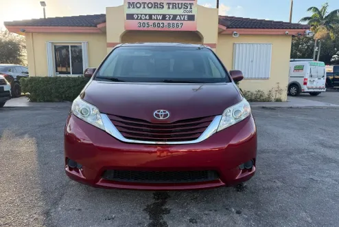 2015 Toyota Sienna LE photo 3