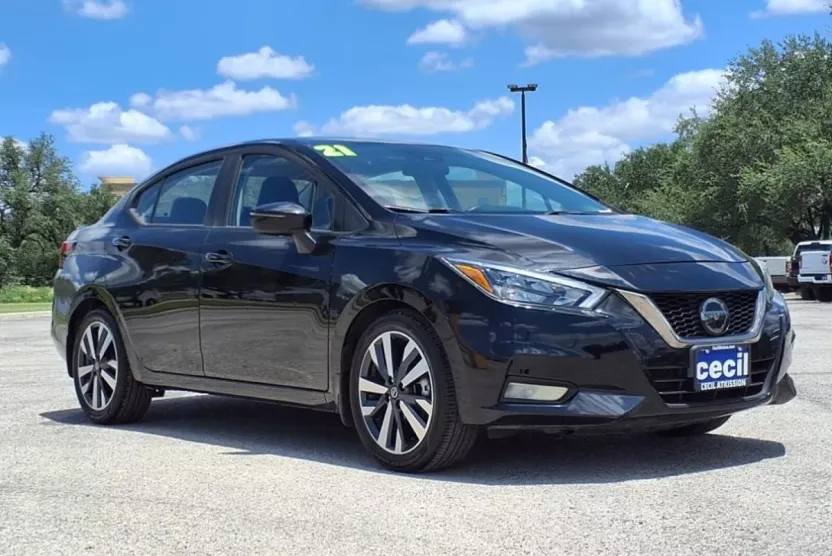 2021 Nissan Versa SR photo 1