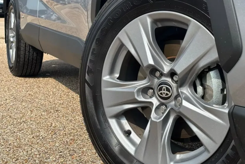 2025 Toyota RAV4 Hybrid LE photo 1
