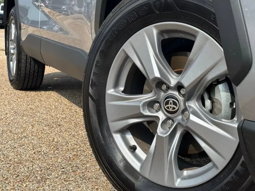 2025 Toyota RAV4 Hybrid LE photo 1