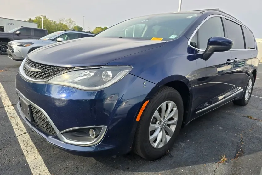 2017 Chrysler Pacifica Touring L photo 1