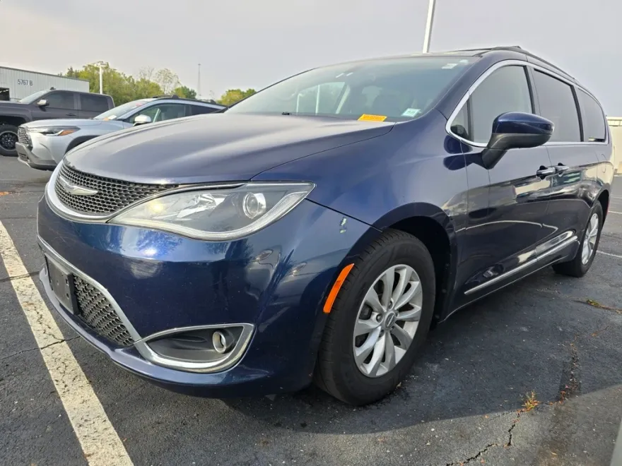 2017 Chrysler Pacifica Touring L photo 1