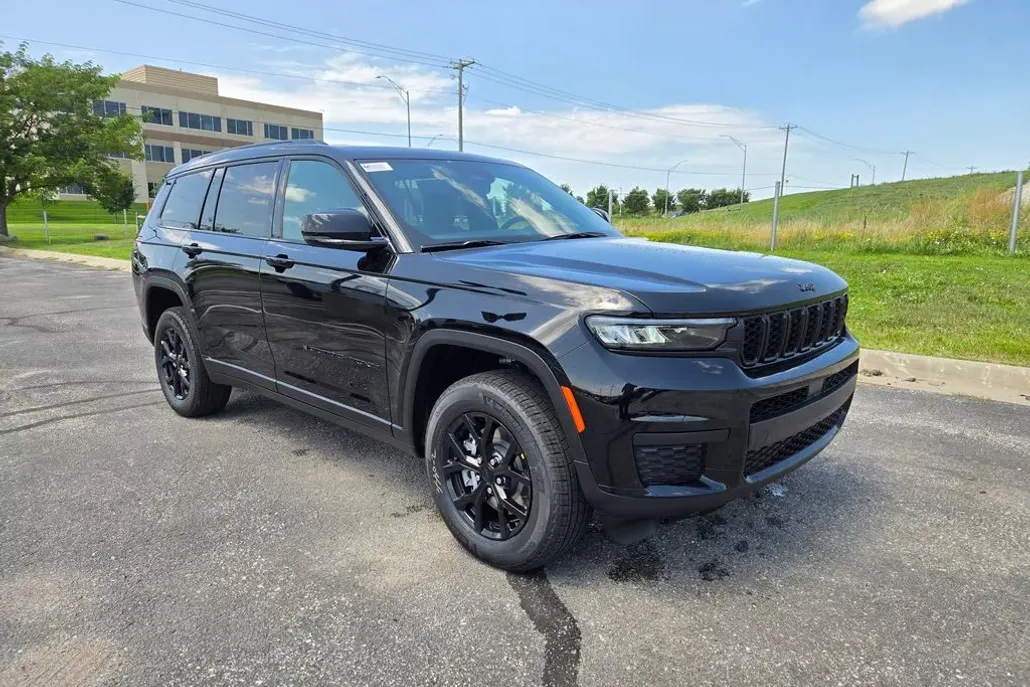 2025 Jeep Grand Cherokee Altitude photo 1