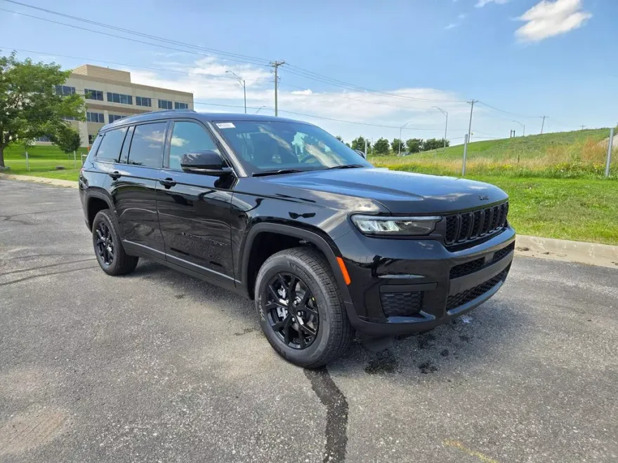 2025 Jeep Grand Cherokee Altitude photo 1