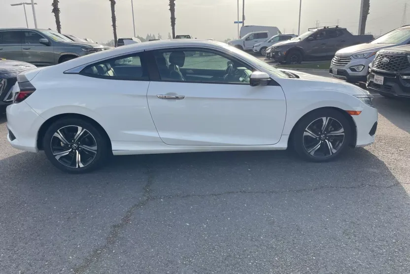 2018 Honda Civic Touring photo 1