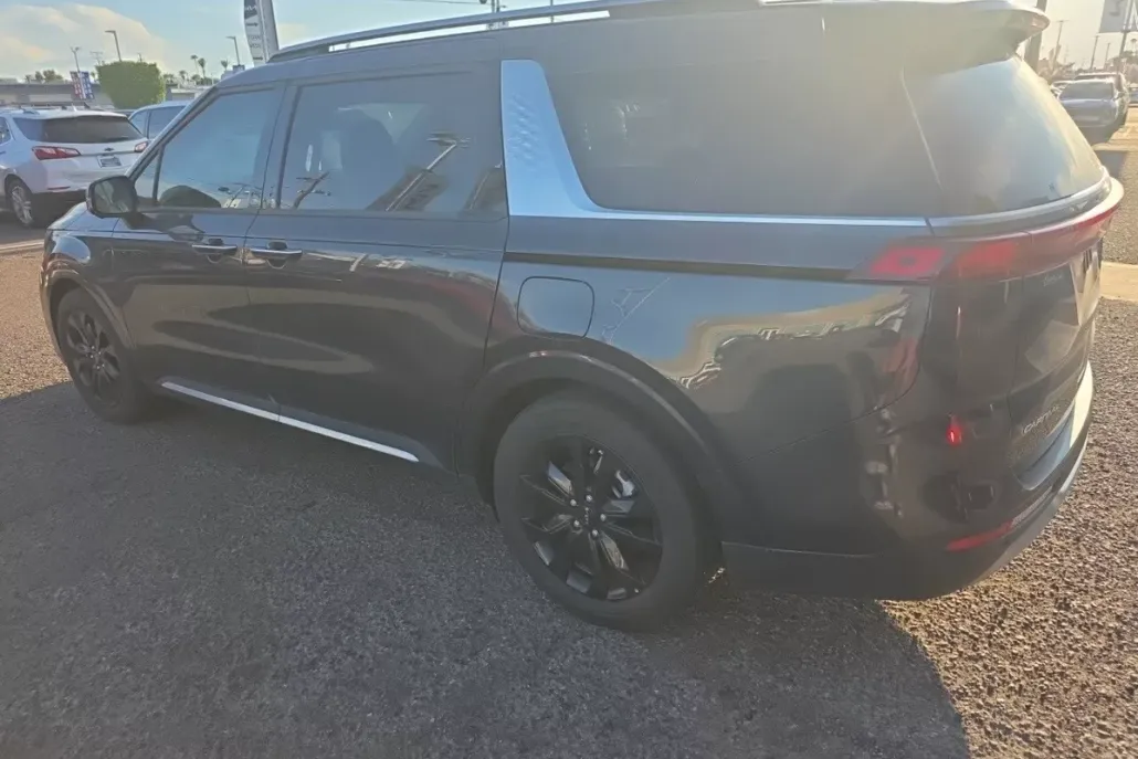 2024 Kia Carnival SX photo 1