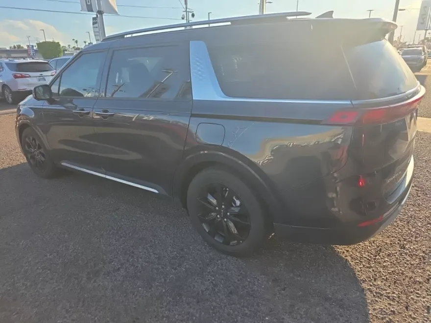2024 Kia Carnival SX photo 1