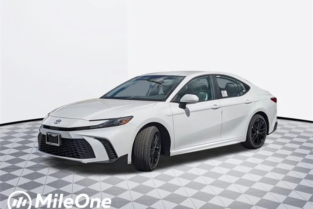 2025 Toyota Camry SE photo 1