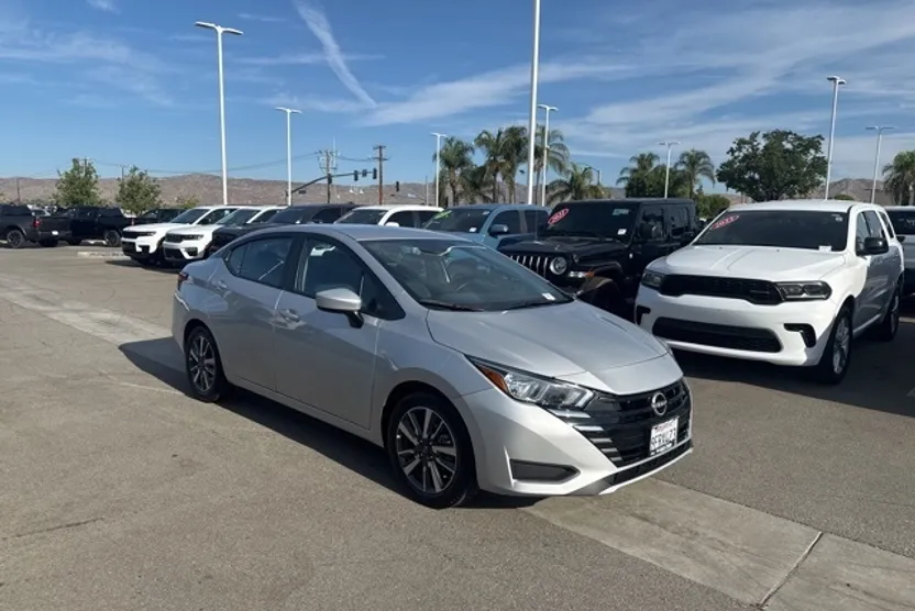 2023 Nissan Versa 1.6 SV photo 1