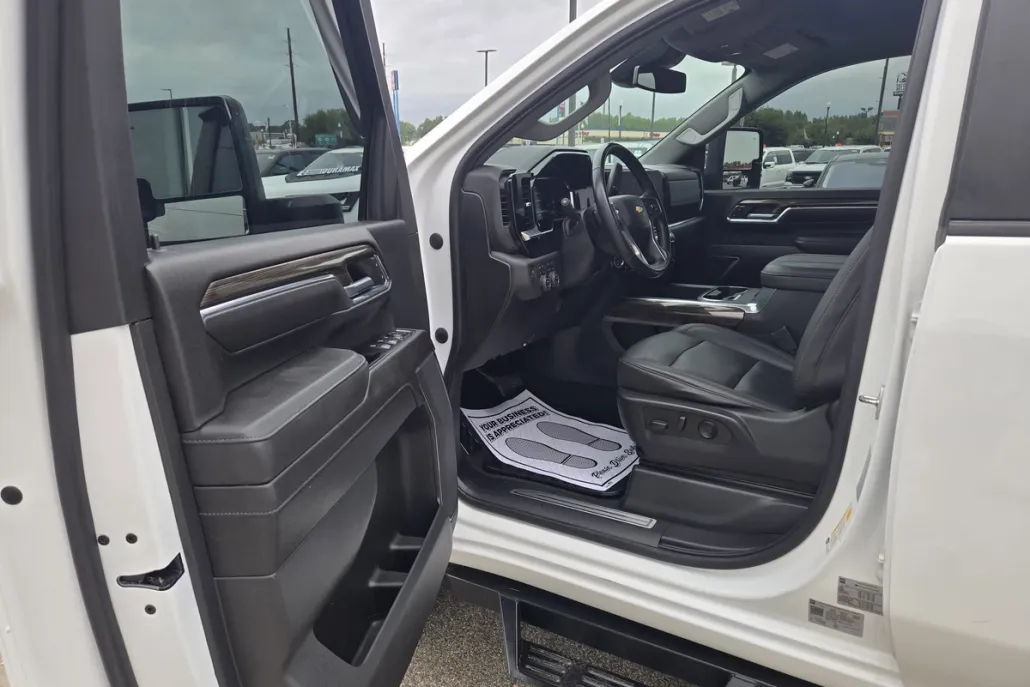 2024 Chevrolet Silverado 3500HD LT photo 1
