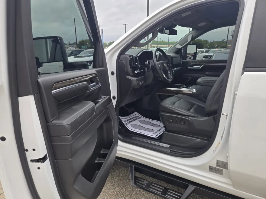 2024 Chevrolet Silverado 3500HD LT photo 1
