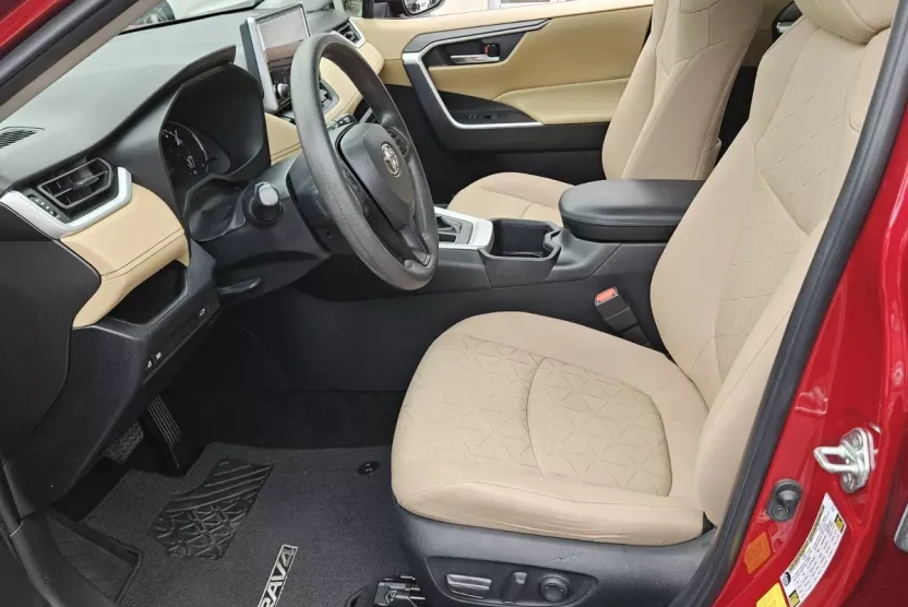 2023 Toyota RAV4 XLE photo 1