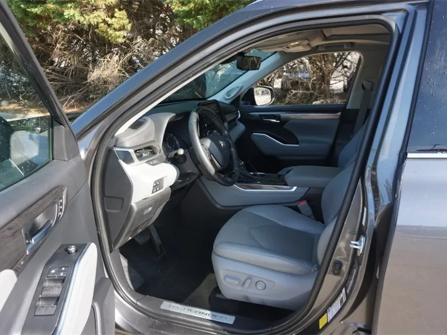 2021 Toyota Highlander Limited Hybrid photo 1