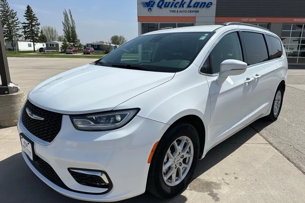 2022 Chrysler Pacifica Touring L photo 1