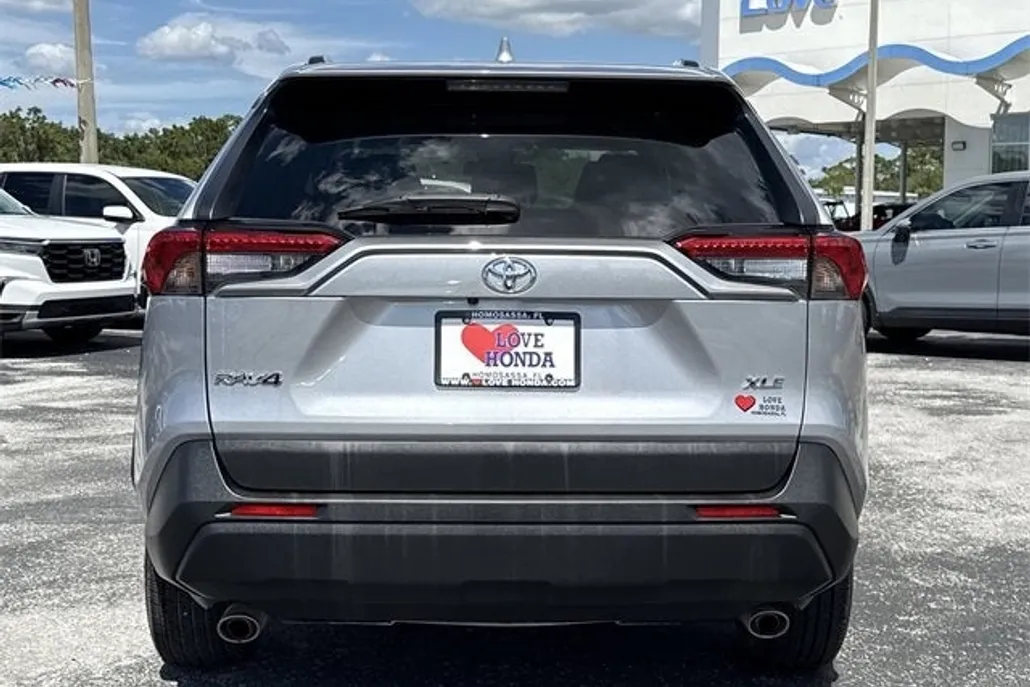 2023 Toyota RAV4 XLE photo 1