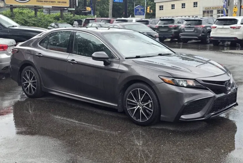 2021 Toyota Camry SE photo 1