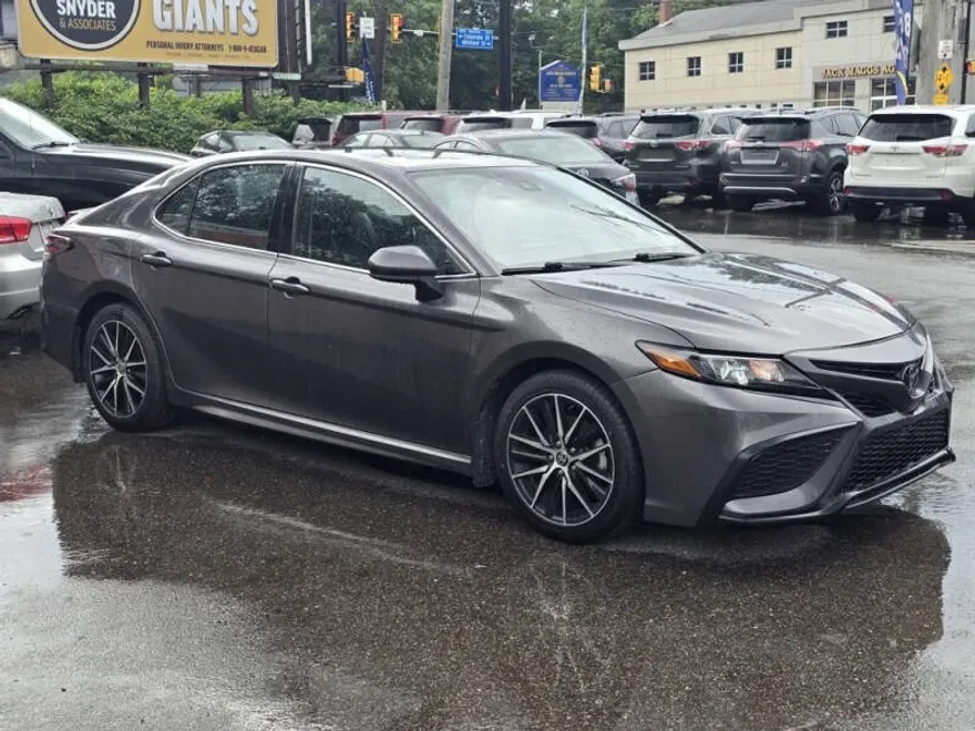 2021 Toyota Camry SE photo 1