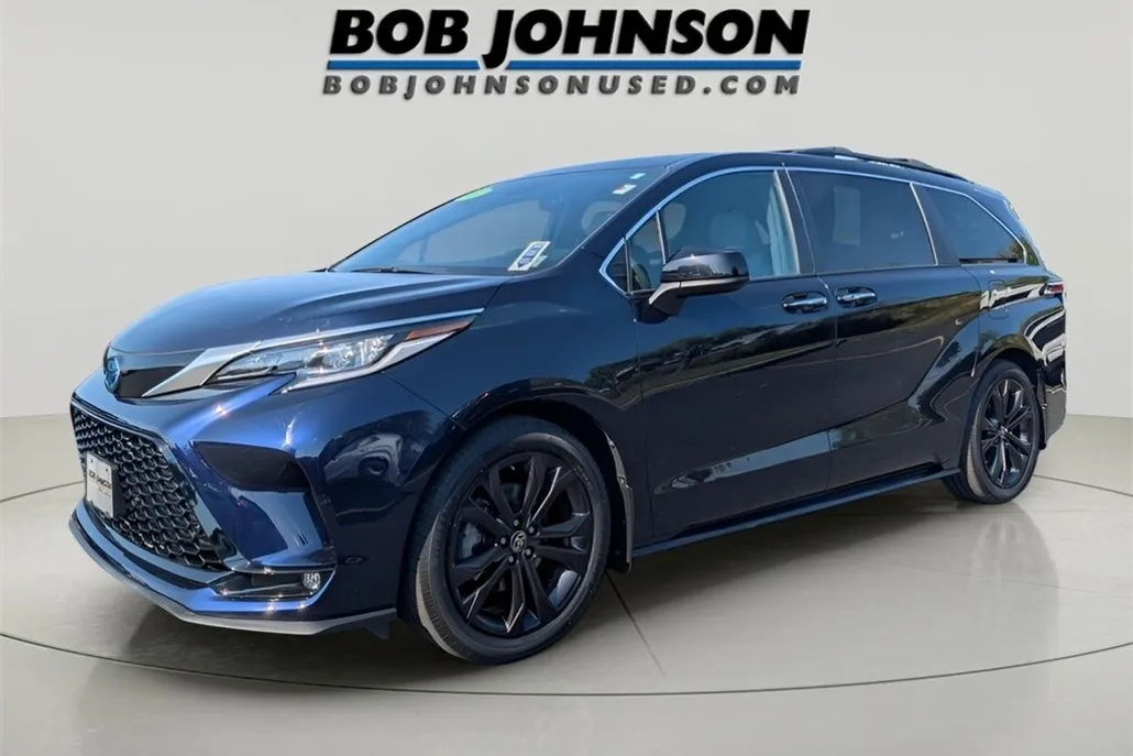 2023 Toyota Sienna XSE photo 1
