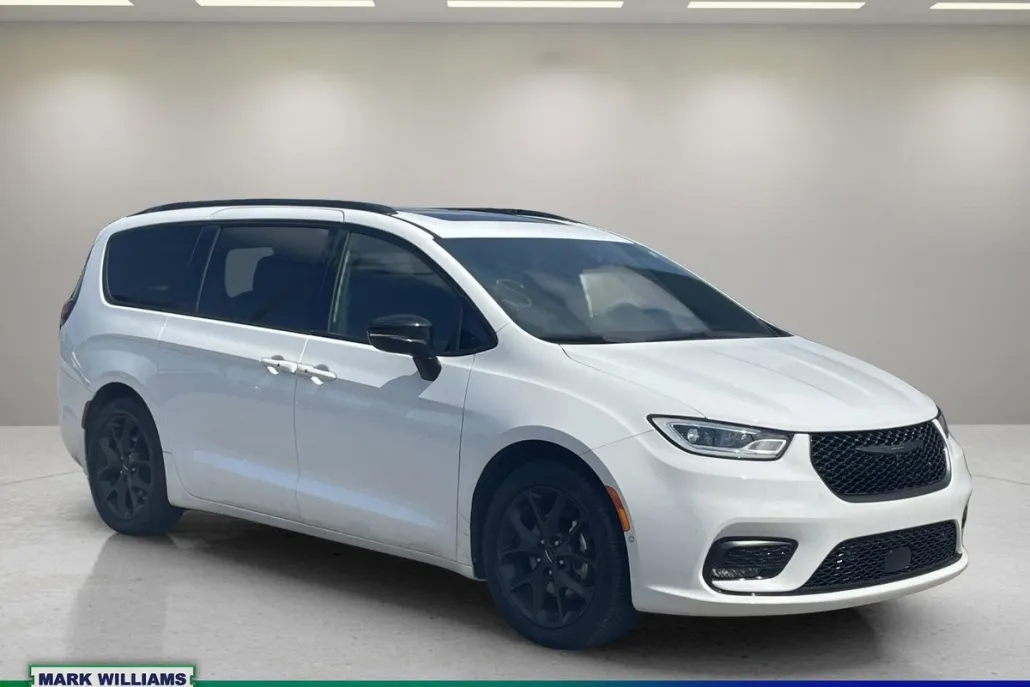 2024 Chrysler Pacifica Limited photo 1