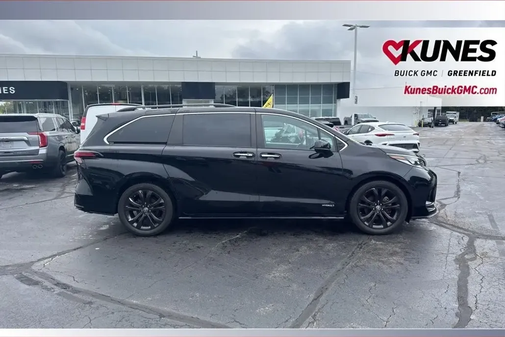 2021 Toyota Sienna XSE photo 1
