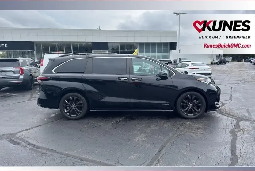 2021 Toyota Sienna XSE photo 1