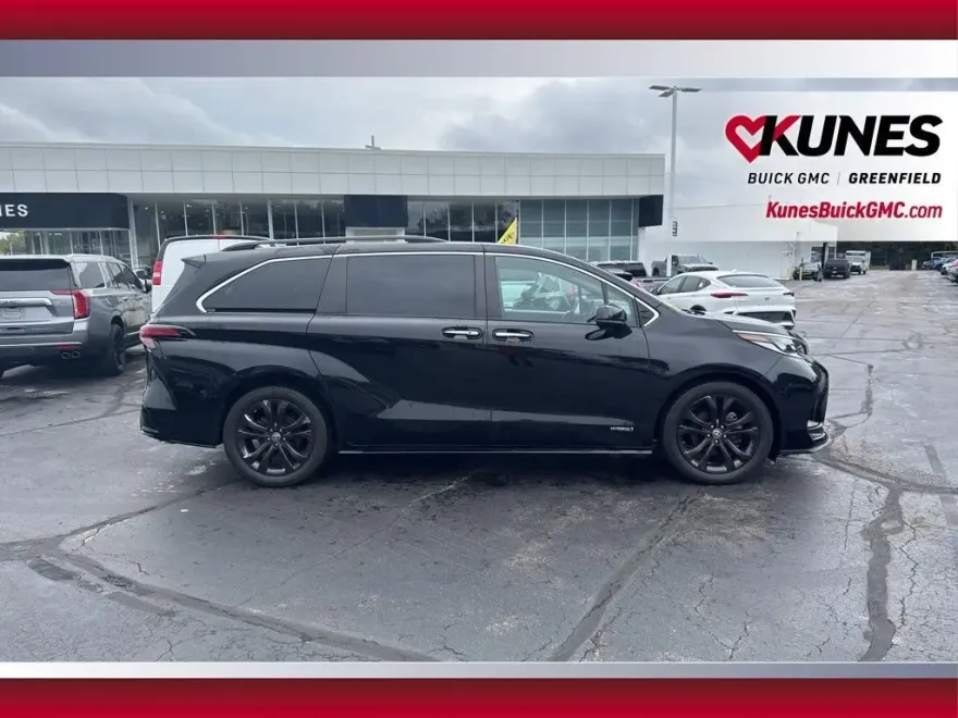2021 Toyota Sienna XSE photo 1