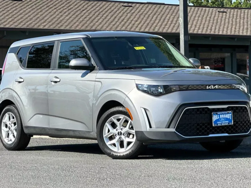 2023 Kia Soul LX photo 1