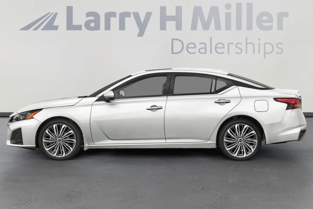 2025 Nissan Altima SL photo 1