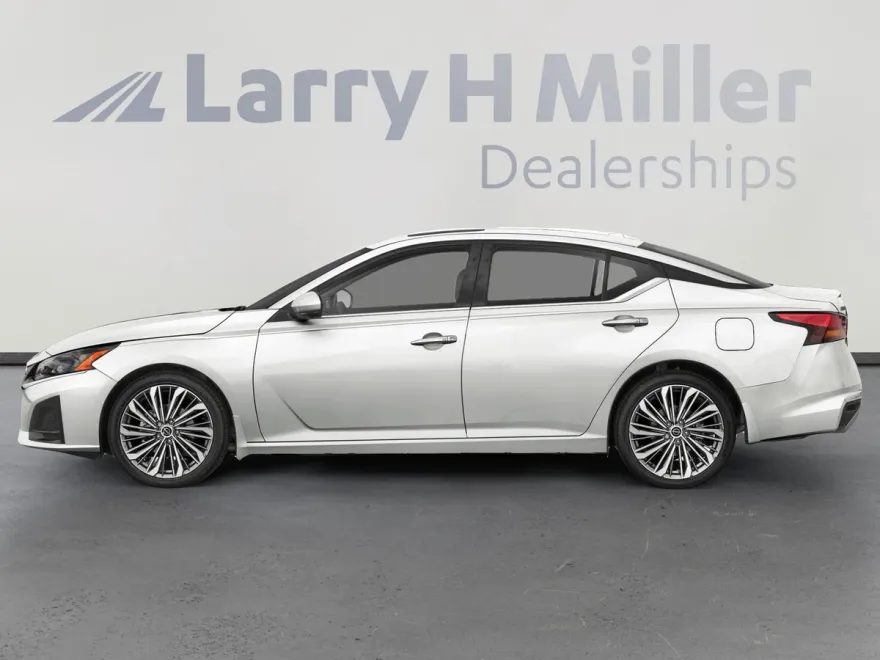 2025 Nissan Altima SL photo 1