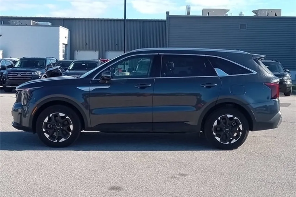 2024 Kia Sorento S photo 1