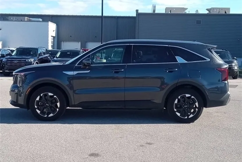 2024 Kia Sorento S photo 1
