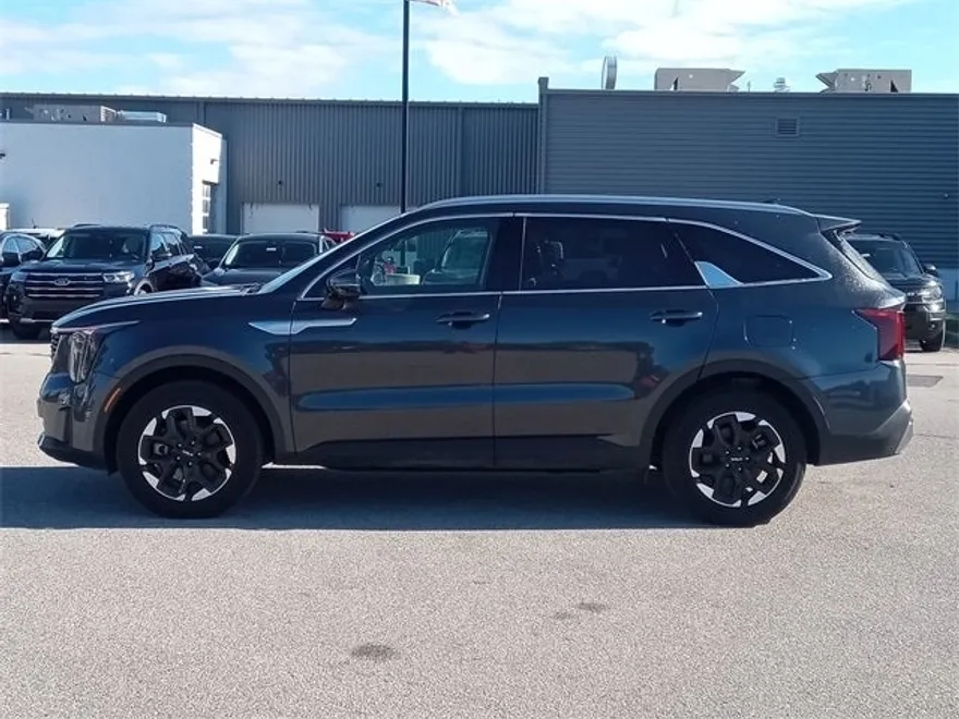 2024 Kia Sorento S photo 1