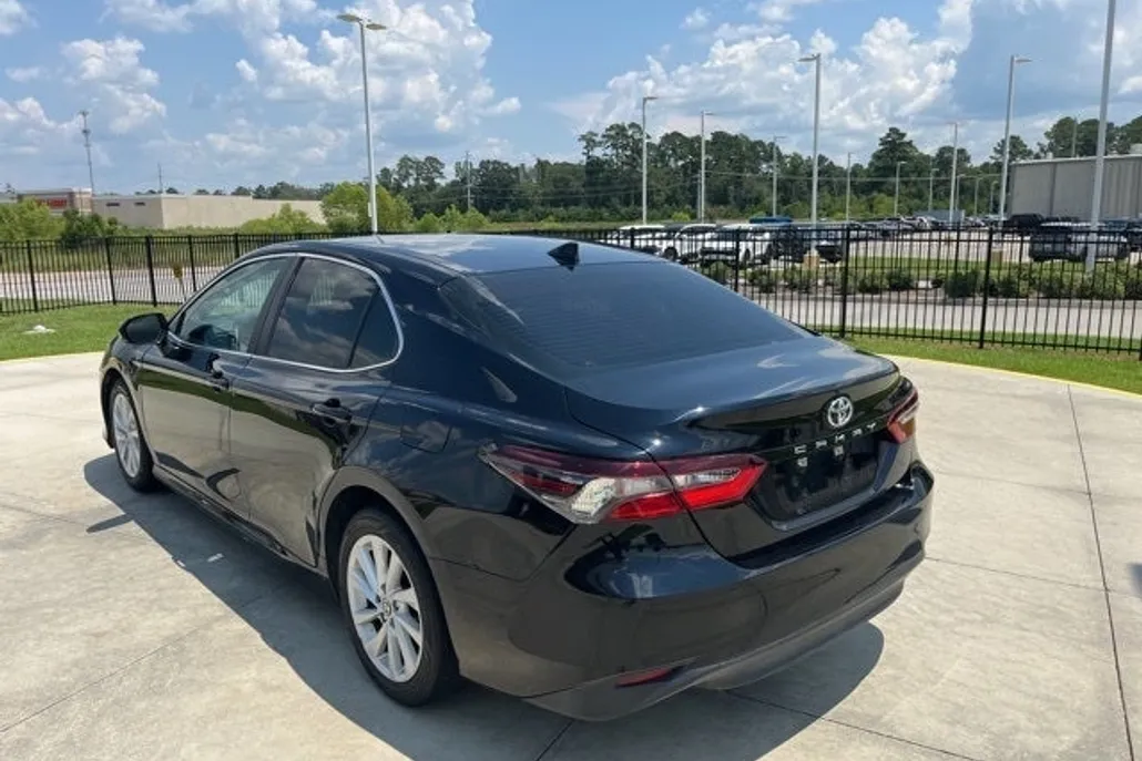 2022 Toyota Camry LE photo 1