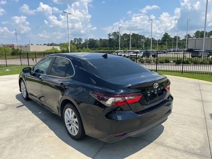 2022 Toyota Camry LE photo 1