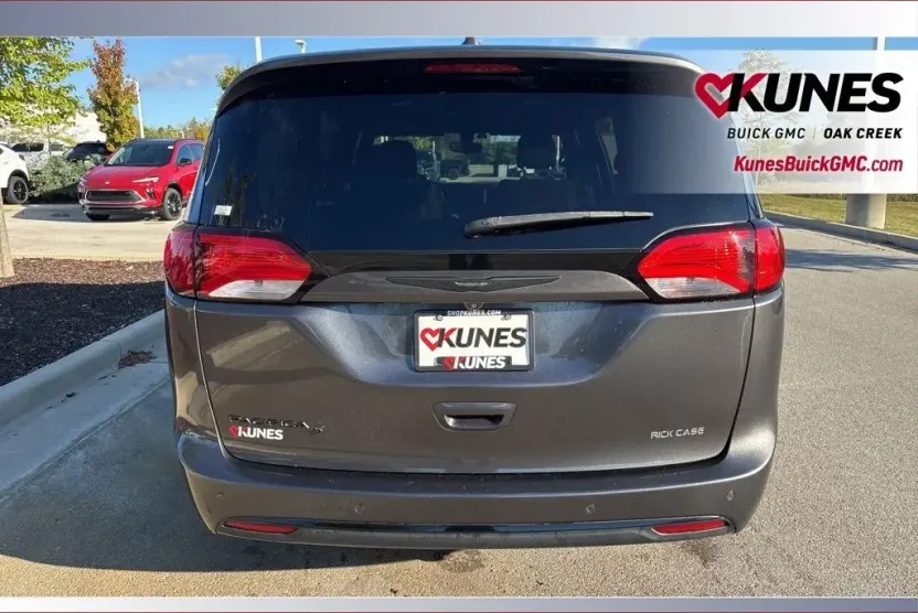 2018 Chrysler Pacifica Touring Plus photo 1