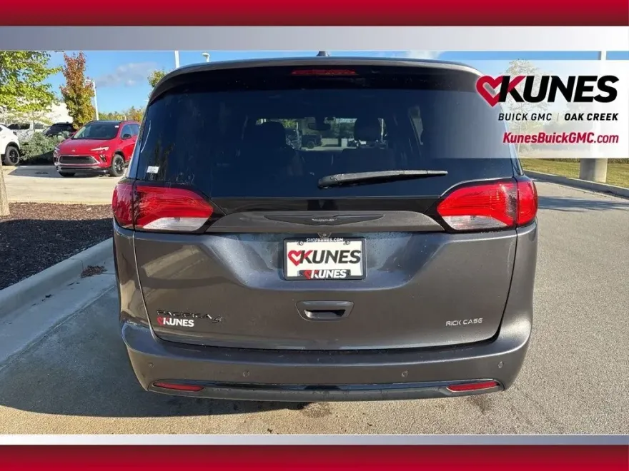 2018 Chrysler Pacifica Touring Plus photo 1
