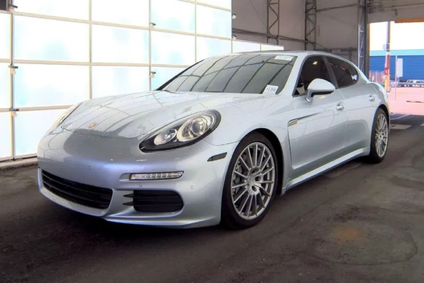 2015 Porsche Panamera 4 photo 1