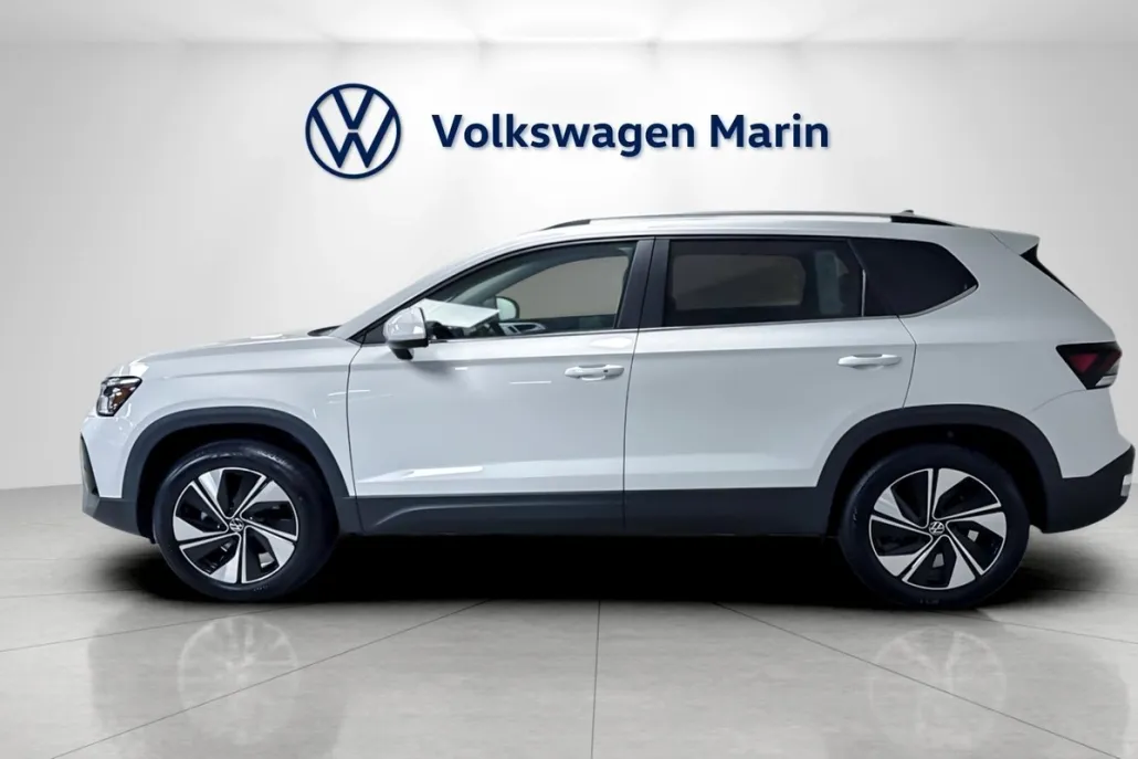 2025 Volkswagen Taos SE photo 1