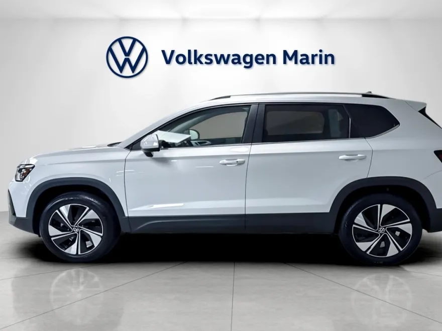 2025 Volkswagen Taos SE photo 1