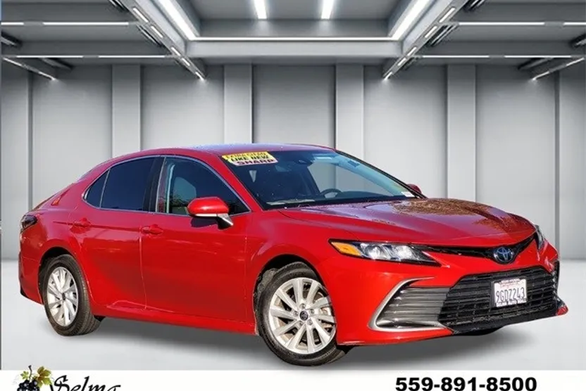 2023 Toyota Camry LE photo 1