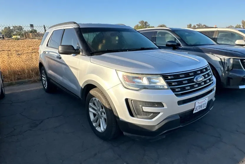 2017 Ford Explorer Base photo 1