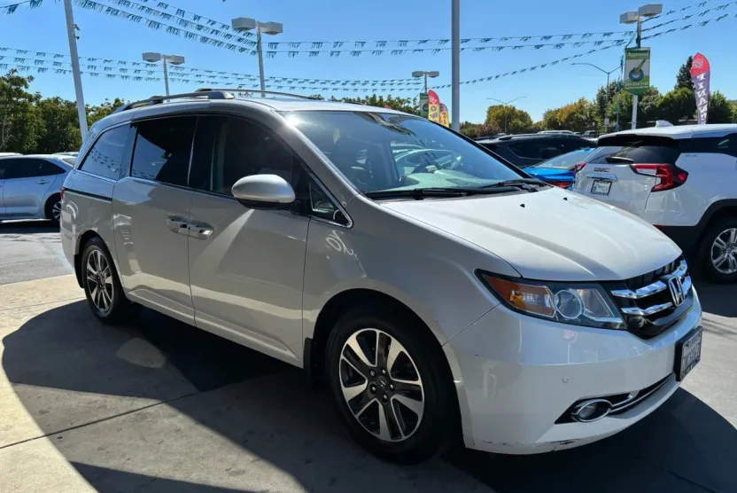 2015 Honda Odyssey Touring Elite photo 1