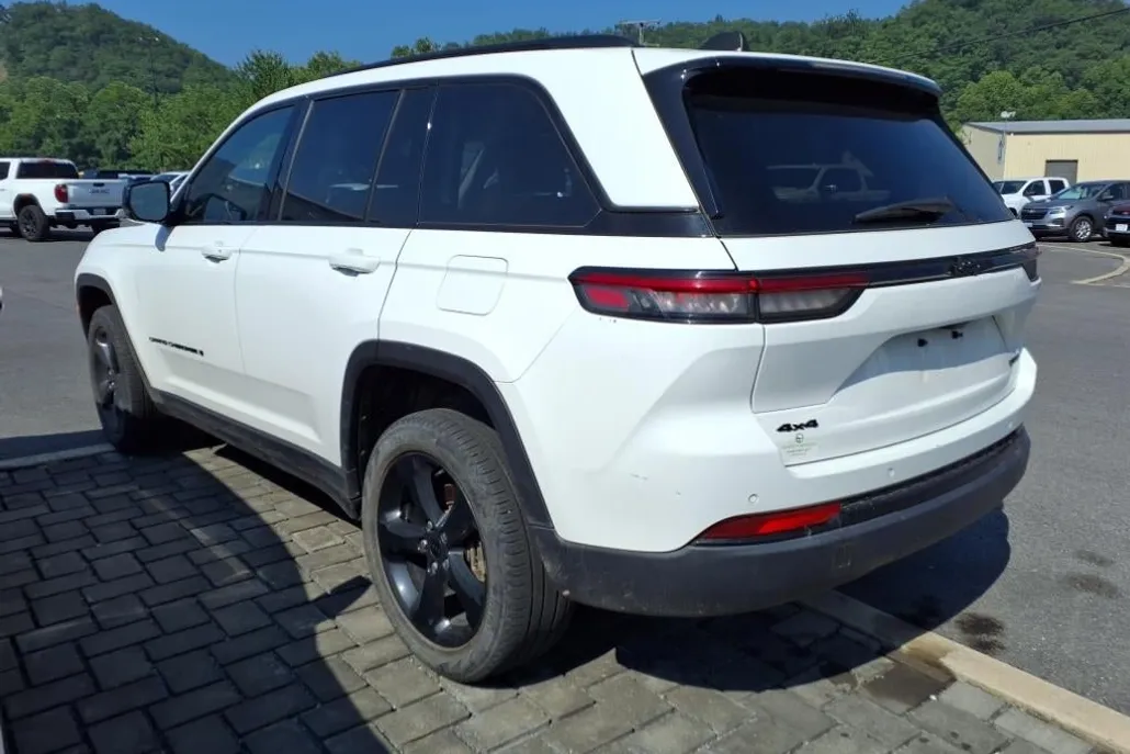 2023 Jeep Grand Cherokee Limited photo 1
